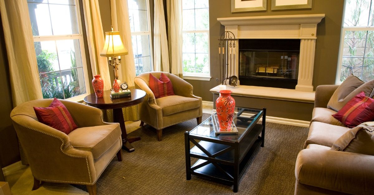 Livingroom furnace with two accent chairs and a loveseat